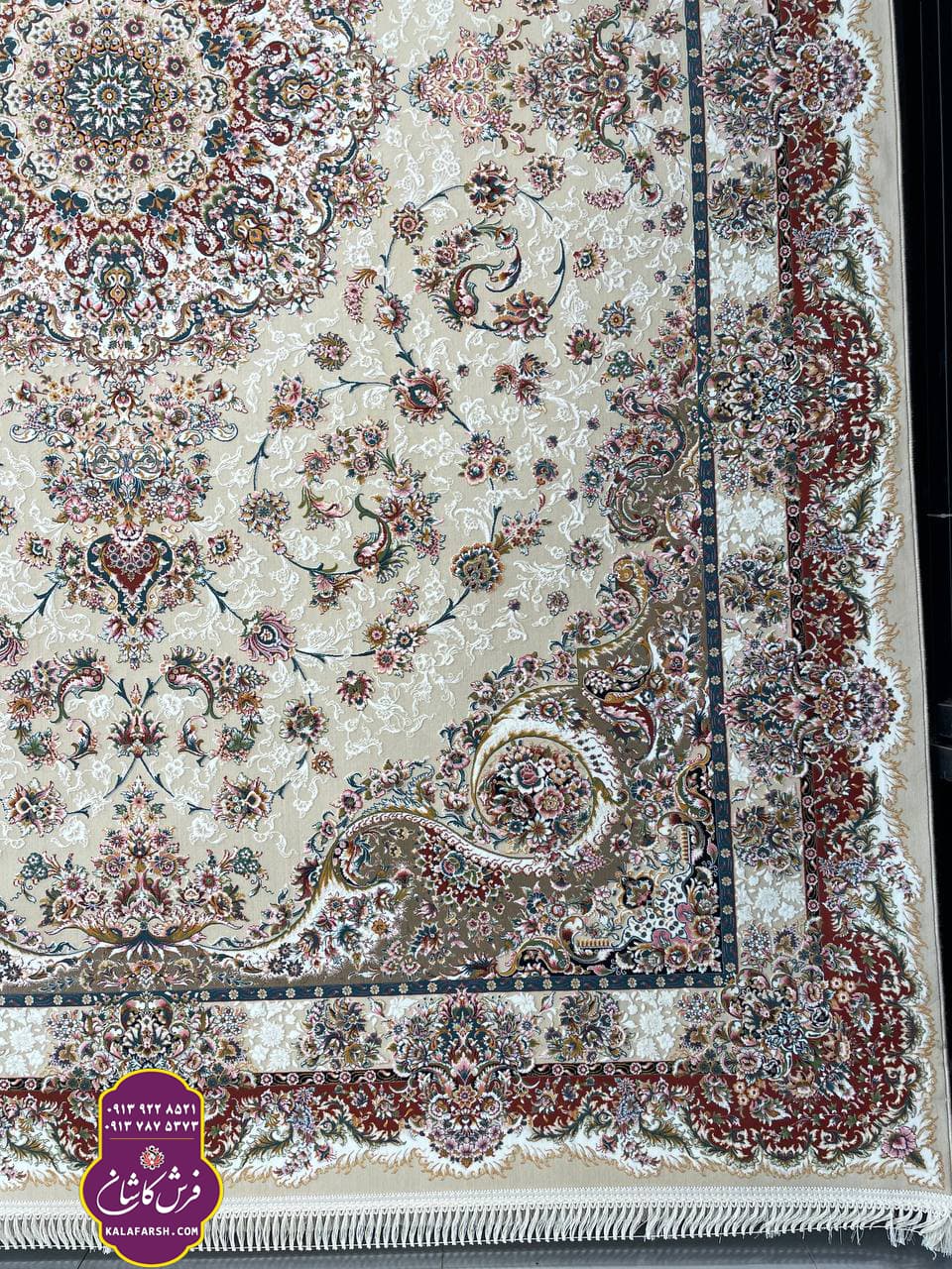فرش لارا کرم حاشیه گلبهی 1200 شانه گل برجسته